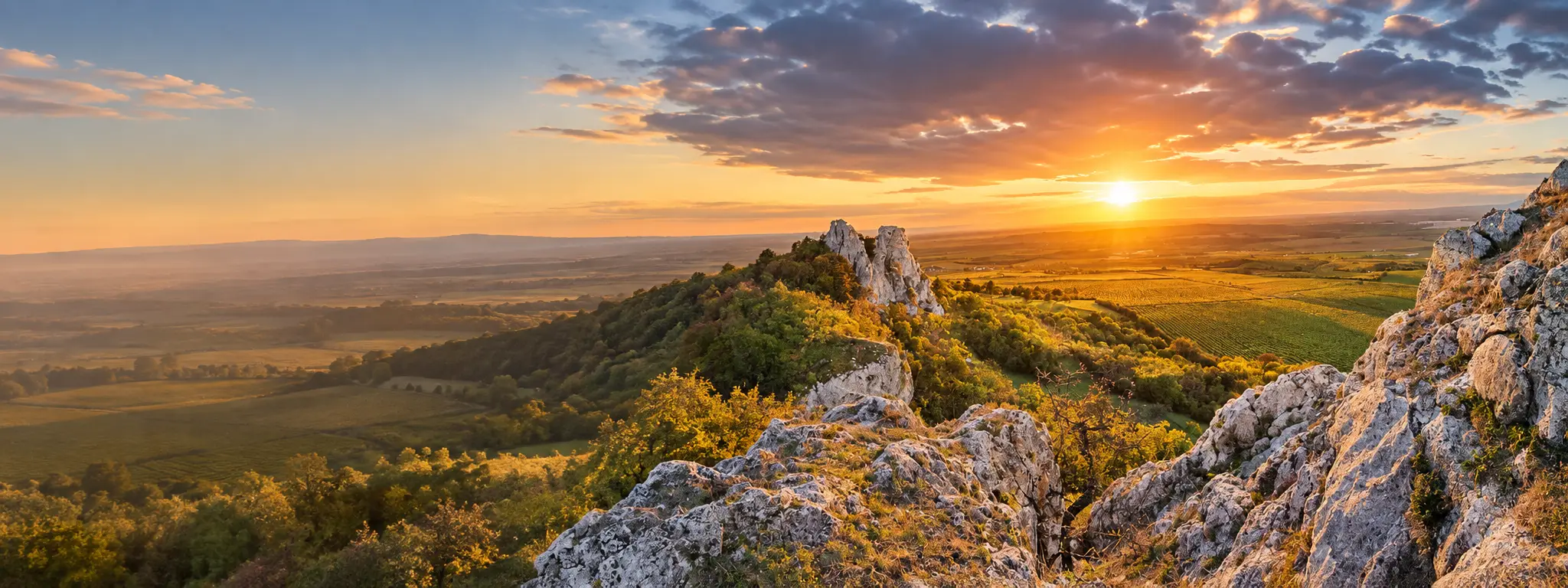Západ slunce nad krajinou jižní Moravy v okolí Teras Sedlec